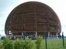 La fine della coda che si vede è dalla parte opposta rispetto al nostro punto. La grande sfera di legno, chiamata "Il Globo", rappresenta l'orchite che viene per l'attesa 