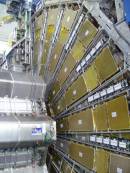 Il sistema di montaggio dei pannelli trapezoidali. Il più grande ha la base maggiore più alta di un essere umano di media statura 